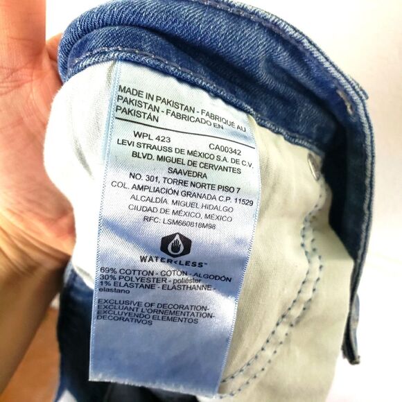 Women's Signature Levi Strauss Distressed Rolled Cuff Denim Shorts Size 18W - Picture 9 of 9